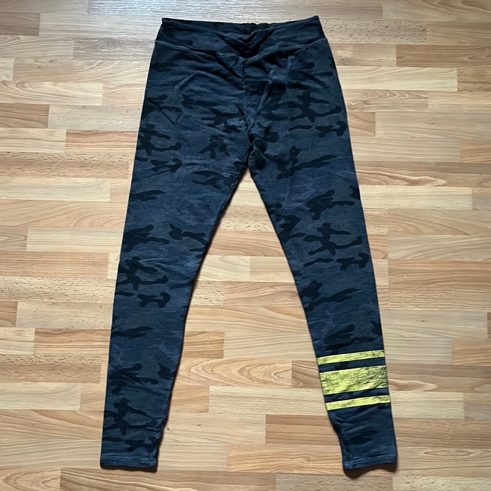 Sundry Camo Camouflage Yellow Stripes Yoga Pants Leggings Size 2 Small